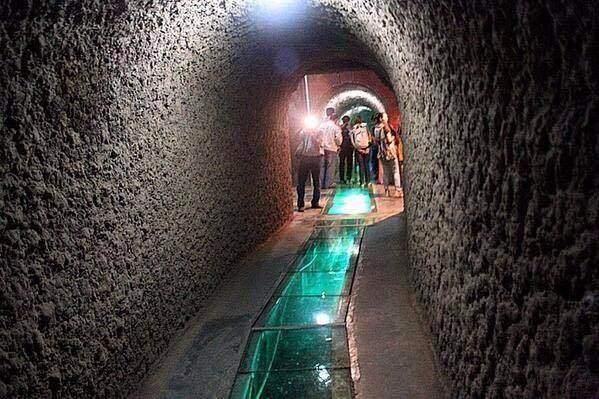 <p>Bölgedeki su sıkıntısından ötürü 2 bin yıl önce Tanrı Dağlarından Turfan istikametinde toplam uzunluğu 5 bin 272 kilometre olan yer altı su kanalları inşa edilmesinin ardından bölge, cenneti andıran güzel manzaralara sahip.</p>
