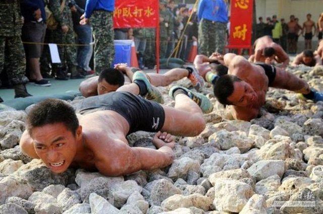 <p>Tayvan<br />
Tayvan'da deniz askeri eğitiminin son aşaması olan "Cennet Yolu" ismi verilen mercanlardan oluşan yoldan sürtünerek geçmek.</p>

<p> </p>
