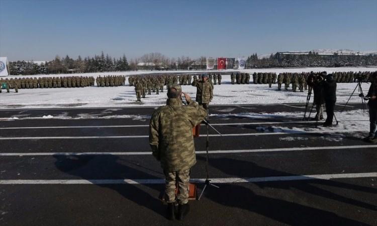 <p>Kayseri 1. Komando Tugay Komutanlığının, Kıbrıs Barış Harekatı ile başlayan ve teröristle mücadele harekatı içerisinde yaklaşık 30 yıldır devam eden faaliyetlerle, bölücü terör örgütüne ağır darbe vurulmasında her zaman büyük pay sahibi olduğunu belirten Orgeneral Akar, "<strong>İcra edilen operasyonlar neticesinde ağır kayıplar veren bölücü terör örgütü, arazide baş edemediği kahraman komandolarımıza karşı haince, kalleşçe yöntemler kullanarak varlığını sürdürebilme telaşına düşmüştür." </strong>ifadelerini kullandı.</p>