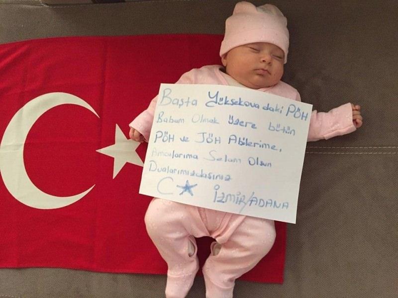 <p>Emekli Polis Özel Harekâtçılar Derneği’nin katkılarıyla dün Sosyal medyada iki saatlik yapılan etkinlikte İzmir’den Van’a, Nusaybin’e Erzurum’dan Antalya’ya Trabzon’dan Sakarya’ya Amerika’dan, Fransa’ya Pakistan’dan Mekke’ye Londra’ya Almanya’ya yediden yetmişe vatandaşlar, asker ve polis yakınları, eşleri ve sevenleri esnafı çiftçisi, sağlıkçısı, o an kur-an okuyanı inşaat işçisi, Aşçısı öğrencisi, Anasınıfı çocukları ev hanımları bu etkinlik çerçevesinde buluştu.</p>
<p> </p>
