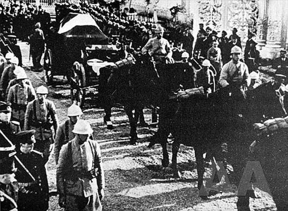 <p><strong>"Dolmabahçe'den Anıtkabir'e"</strong><br />
Mustafa Kemal Atatürk'ün son yolculuğunu anlatan Anadolu Ajansı'nın arşivinden eşsiz fotoğraflar. (Vatan)</p>
