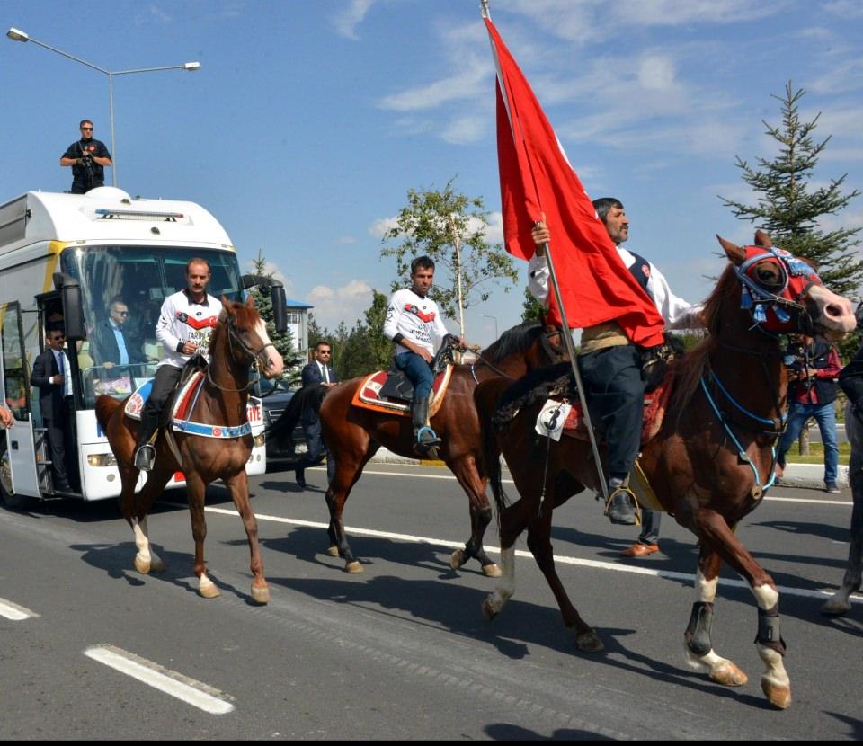 <p>Şehir merkezine girişte bir grup atlı Erzurum Teknik Üniversite Kavşağı'nda Erdoğan'a sevgi gösterisinde bulundu. </p>
