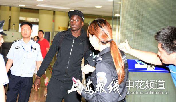 <p>Shanghai Shenhua ile sözleşme imzalamak için Çin’e giden Demba Ba krallar gibi karşılandı. Çinli taraftarlar, golcü futbolcuya Şangay havaalanında büyük sevgi gösterisinde bulundu.</p>

<p> </p>
