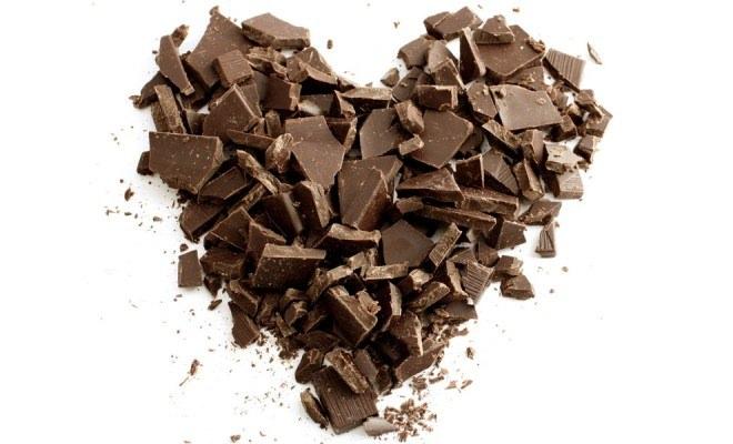 <p>Çikolata birçok insanın vazgeçilmezi. Hatta işi abartıp bağımlısı olanlar dahi var. Tabi çikolata tadıyla olduğu kadar kalorisiyle de meşhur.</p>
