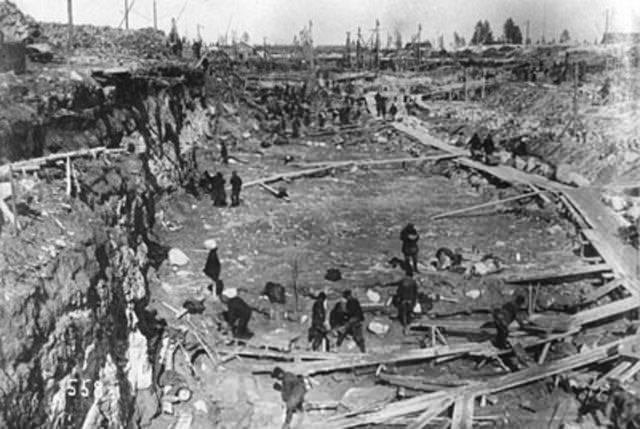 <p>İlk adım 1936'da Moskova Yargılamaları ile atıldı. Daha sonra "Show Trial" diye tarihe geçen bu göstermelik yargılamalar ile Bolşevik Parti'nin 1917'deki Ekim devrimini gerçekleştiren Zinovyev ve Kamanev, Karl Radek, Yuri Piyatakov, Grigory Sokolnikov, Bukharin ve Rykov, Rakovsky gibi tüm lider kadroları bu davalarda işkence altında "devrime ihanet ettikleri" yönünde alınan sahte itiraflara zorlanarak tasfiye edildi, öldürüldü.</p>