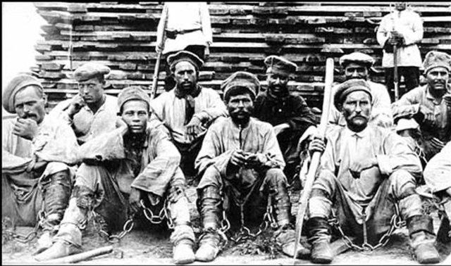 <p>Stalin dönemindeki ekonomik ve sınaî büyümede bu zoraki emeğin büyük payı vardı. 1934'te GULAG'ın yönetiminde 14 sanayi üretim kampı vardı ve kamplardaki mahkûm sayısı 510 bin 309'du. Bu sayı 1939'da 1 milyon 317 bin 195 olmuştu.</p>
