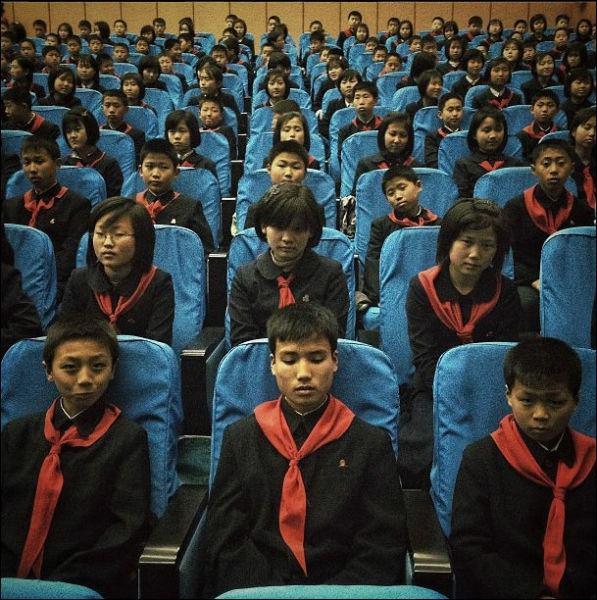<p>ABD’li fotoğrafçı Guttenfelder AP Haber Ajansı’nın Asya fotoğrafçısı olarak Kuzey Kore’ye sık sık seyahat ediyor. Bu gezisinde akıllı telefonunu kullanmasına izin verildi ve o ülkenin ilk Instagram fotoğraflarını dünya ile paylaştı.</p>
