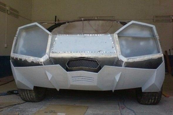<p>Lamborghini Aventador sahibi olmak isteyen Çinli bir çiftçi, metalden araba parçaları kullanarak rüyasını gerçekleştirdi.</p>
<p> </p>