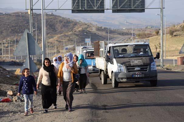<p>Bazı vatandaşların evlerini terk ederken yanlarına aldıkları eşyalarla geri döndüğü gözlenirken, güvenlik güçlerince kontrol noktalarından geçişte yaşlı ve hastalara öncelik veriliyor.</p>