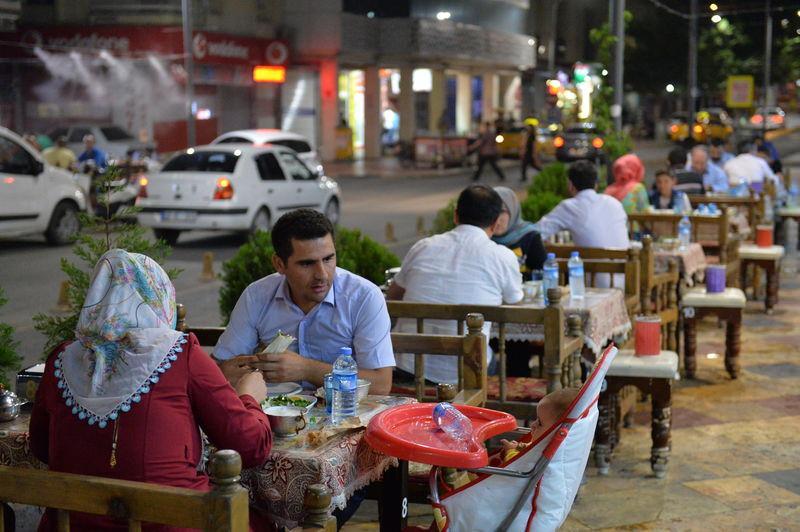 <p> İftar vaktinden sahura kadar, kentin neredeyse her köşesine kurulan seyyar tezgahlarda dumanlar yükseliyor. </p>
