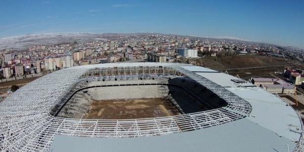<p>Çatıda bulunan oluk sistemi sayesinde biriken yağmur ve kar sularını bodrum katında kullanma suyu olarak depolayacak Türkiye'nin ilk ekolojik stadı, futbolseverlere seyir keyfi sunacak.</p>
<p> </p>