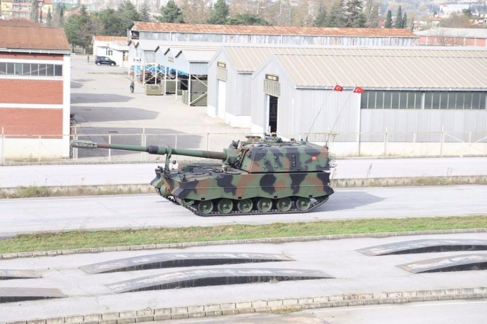 <p>Obüs, sahip olduğu içeriden komuta edilebilen otomatik namlu yol kilit sistemi vasıtasıyla, kısa sürede mevzi değiştirebilmekte ve böylece düşmanın karşı ateşine maruz kalma riskini minimum düzeye indirmektedir.</p>
<p> </p>