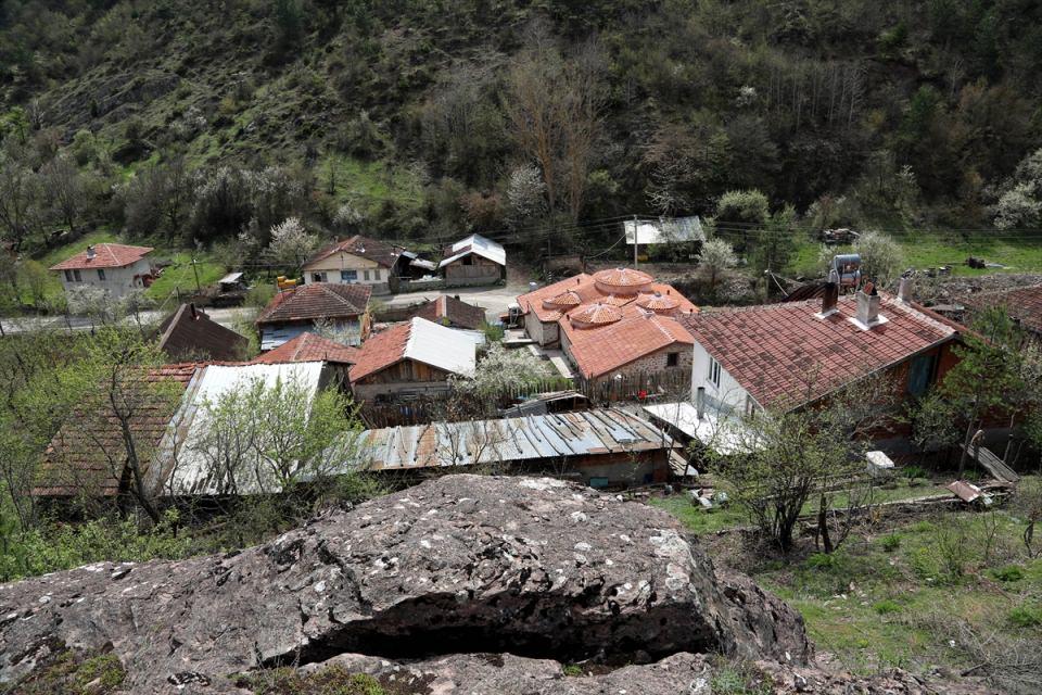 <p>Zaman zaman kopan kaya parçaları ev ve ahırlara zarar veriyor. </p>
<p> </p>