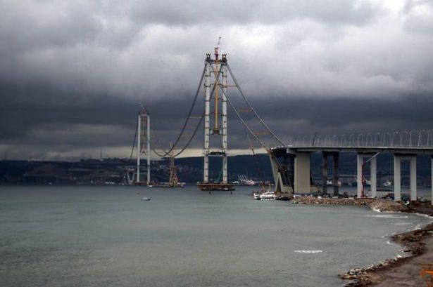 <p>Projenin büyük oranda hazır olduğunu dile getiren Yıldırım, "Gerek proje çalışmaları gerek etüt çalışmaları tamamlandı. Çevresel Etki Değerlendirmesi (ÇED) süreci devam ediyor. Bir yandan İzmir kamuoyu projeyi değerlendiriyor, tenkit ediyor. Olumlu, olumsuz değerlendirmeler yapılıyor ama şu ana kadar yapılan İzmir kamuoyundaki değerlendirmelerde, projeye destek yüzde 70'lerin üzerinde gözüküyor.</p>
<p> </p>