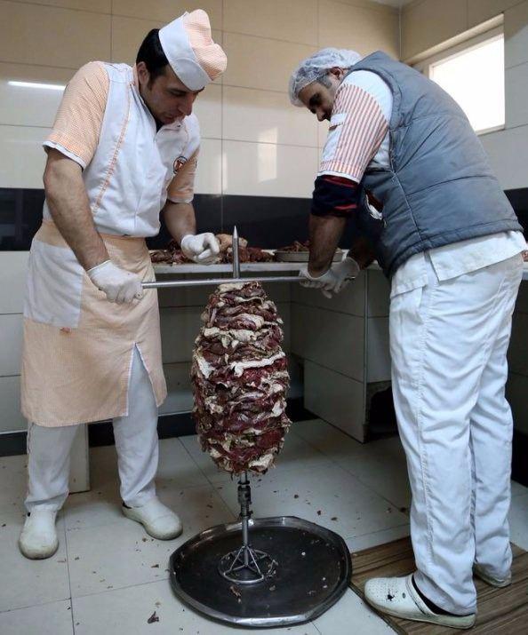 <p>Cağ kebabının yapımında meşakkatli olduğunu belirten Tanhaş, "Alınan kuzu eti parçalanarak sinirleri çıkarılıyor.</p>
