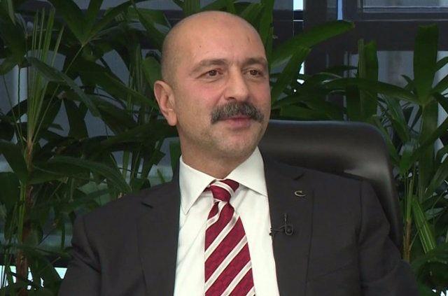 <p><strong>Akın İpek</strong></p>

<p>FETÖ'ye finans desteği sağladığı iddiasıyla yönetilen soruşturmada, yurtdışında olduğu tespit edilen Hamdi Akın İpek hakkında 2 Eylül'de "yokluğunda tutuklama" kararı verildi. İpek'in operasyondan iki gün önce 30 Ağustos'ta, İngiltere'ye gittiği belirlendi.</p>
