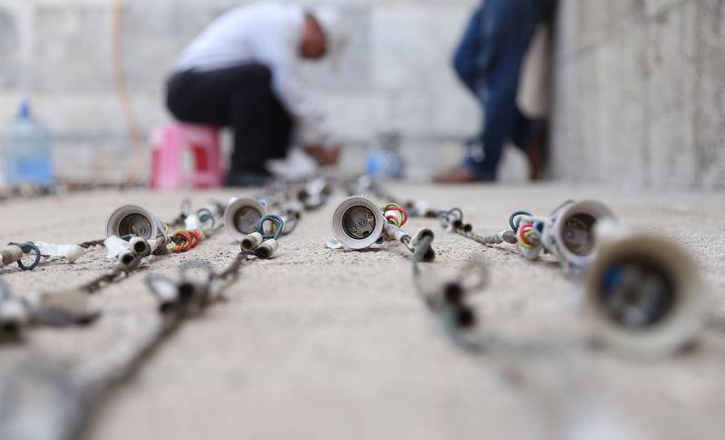 <p>Ramazan gecelerinde "camilerde iki minare arasına gerilen ipler üzerine kandil veya ampullerle yazılan ışıklı yazı" olarak bilinen, yüz yıllardır devam eden mahya sanatının temsilcisi olan ve "son mahyacı" olarak anılan Kahraman Yıldız, sanatıyla göklere "yıldız" asıyor.</p>

<p> </p>
