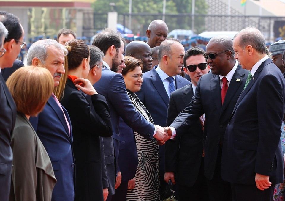 <div>Devlet Başkanı Mahama'nın karşıladığı Cumhurbaşkanı Erdoğan'ın, tören kıtasını selamlamasının ardından, Türk ve Gana milli marşları çalındı. Türk milli marşı okunurken, top atışı yapıldı.</div>

<div> </div>
