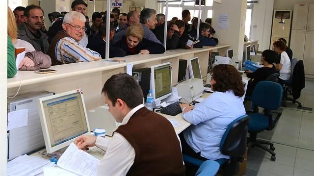 <p> Halen eşi çalışmayan, 0-6 yaş arası 2 çocuğu olan memura toplam 321.71 lira ödenirken, bu tutar Temmuz 2019'da 378.35 liraya çıkacak. Söz konusu memurun aile yardımında 56.48 lira artış yaşanacak. 2 yıllık dönemde enflasyon farkı oluşursa, bu tutarlar daha da yükselecek.</p>