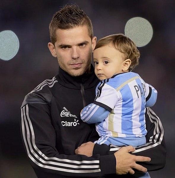 <p>Fernando Gago ve oğlu Mateo</p>
