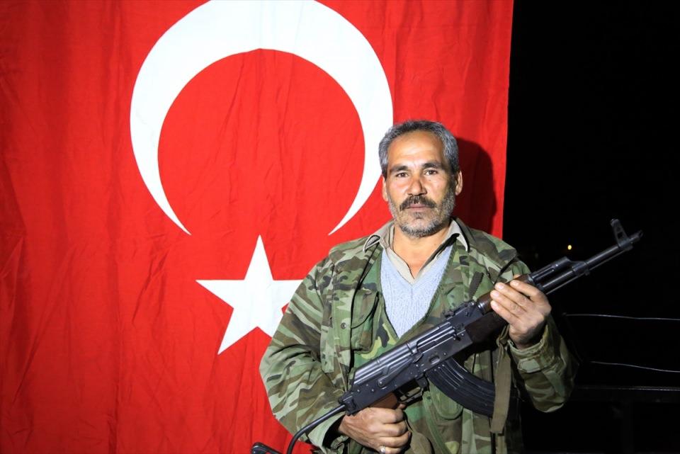 <p><strong>Koruculardan Durmuş Bebek ise ellerinden geldiği kadar devlete ve millete yardımcı olmaya çalıştıklarını söyledi.</strong></p>
<p>Yaz kış demeden güvenlik güçlerinin yanında olduklarını ve bundan sonra da olacaklarını vurgulayan Bebek, "Hiçbir zaman içimizde korku olmadan operasyon bölgelerine gittik. Devletimiz için yapamayacağımız hiçbir şey yok. Allah devletimizi eksik etmesin." dedi.</p>
