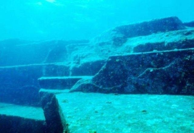 <p>YONAGUNİ ANITI <br />
Japonya'nın Okinawa Adası açıklarında suyun dibinde bulunan bu yapının esrarı hala çözülemedi.</p>

<p> </p>
