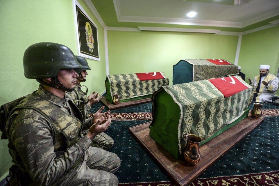 <p>Şah Fırat Operasyonu kapsamında yurda getirilen manevi değeri yüksek ecdat yadigarı emanetler, geçici olarak Kara Kuvvetleri Komutanlığı 3. Hudut Alayı 7. Hudut Bölük Komutanlığında hazırlanan türbede muhafaza altına alındı. Askeri konvoyla getirilen ecdat yadigarı emanetler için hudut komutanlığında tören düzenlendi. Duanın ardından sandukalar askerlerin omuzunda geçici ikametlerine alındı. Burada Kur'an-ı Kerim okundu, dualar edildi.</p>