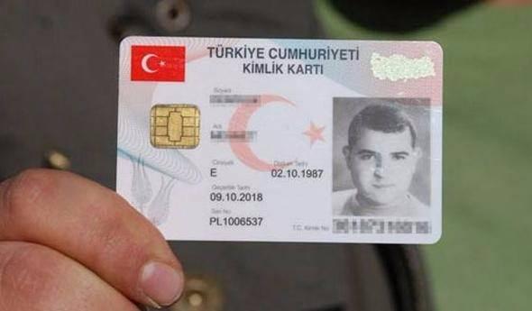 <p>Kimlik kartında fotoğraf bulundurma yaşı kaç? <br />
<br />
On beş yaşını tamamlamamış çocukların kimlik kartlarında fotoğraf yer almaz. Ancak başvuran tarafından talep edilmesi halinde her yaş grubundaki çocukların kimlik kartı fotoğraflı olarak düzenlenir.</p>
