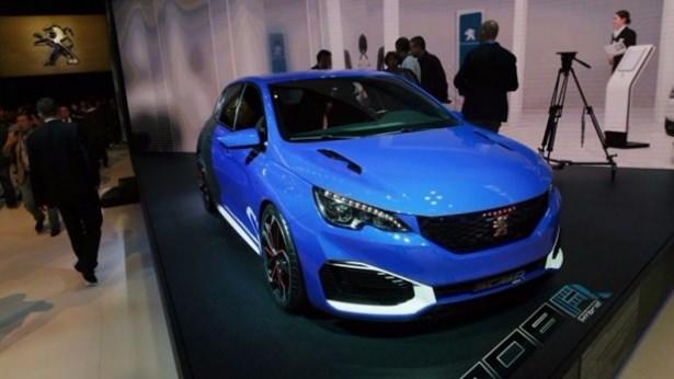 <p>Geniş hava girişleri ve dikkat çekici mavi rengiyle daha sportif bir görünüme kavuşan otomobilde 1.6 litrelik THP benzinli motorla birlikte her biri 115 beygirlik iki adet elektrikli motora yer verilmiş.</p>
<p> </p>