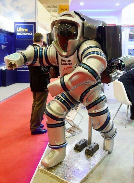 <p>1200 feet (360 mt) kadar inen Exosuit’i bir dalgıç kullanıyor. 35 bar basmasına rağmen tüm eklemlerin hareket edebildiği Exosuit’in ellerindeki manipulatörler sayesinde kritik kurtarma faaliyeti (tutma, kesme, kaldırma) rahatlıkla yapılabiliyor.</p>
<p> </p>