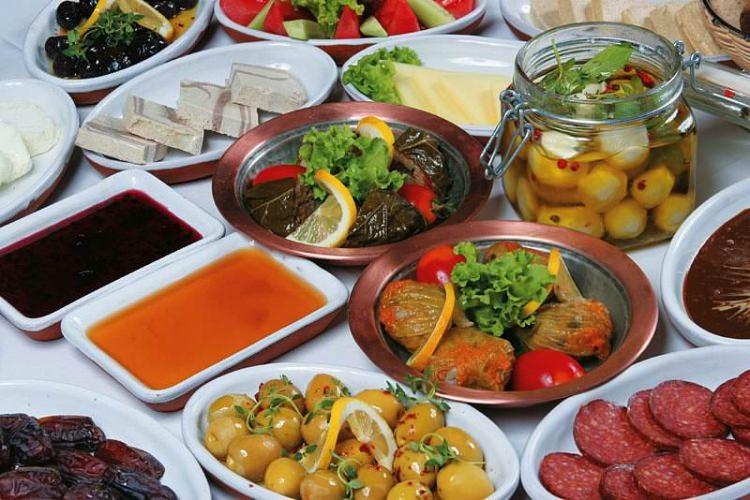 <p>Sahurda bu 4 besin grubundan bir tanesini tercih etmiş olmak sağlıklı beslenerek sağlıklı oruç tutulduğunu gerekir.</p>