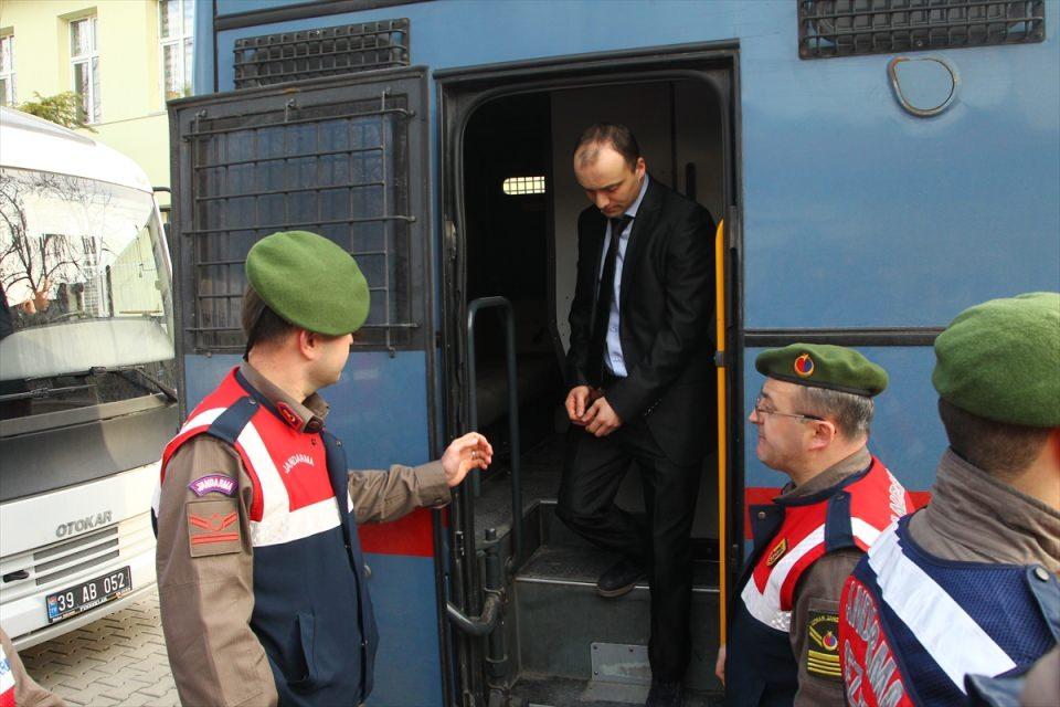 <p>Sanıklar ceza infaz kurumu aracıyla, geniş güvenlik önlemleri altında duruşma salonuna getirildi. </p>
<p> </p>