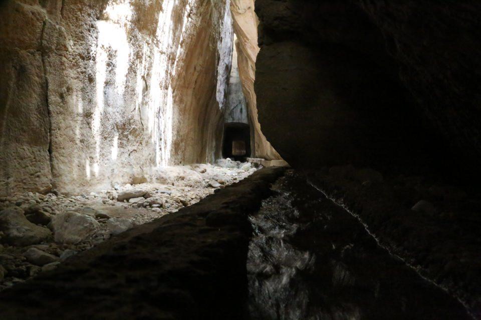 <p>"Komşu ülke Suriye'de yaşanan iç savaş yüzünden son 5-6 yıldır kentimizdeki turizmde bazı olumsuzluklar yaşandı, gelecek olan turistler tedirgin oldular ancak gelen misafirlerimiz gördü ki Hatay'a ve ilçelerine yansıyan olumsuz hiç bir durum yok. 'Hoşgörü Kenti' olarak farklı dine inananların bir arada yaşadığı kentimizde, yaz aylarının da gelmesiyle kıpırdanmaya yaşanmaya başladı. </p>