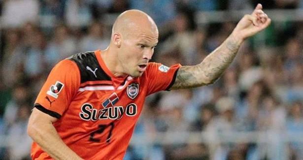 <p>Daha sonra Chicago Fire ve Celtic formalarını giydi, profesyonel futbol kariyerinde finişi Japonya'da yaptı.</p>
<p> </p>
