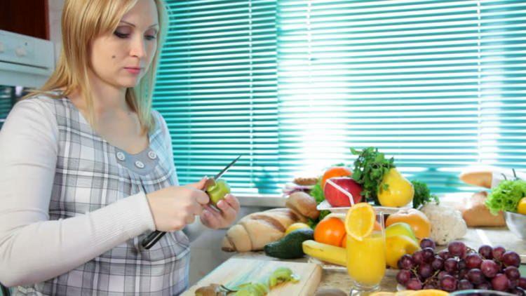 <p>Fakat anne adayları gereksiz yere kilo almaması için karbonhidratlı besinleri azaltmalı, onun yerine protein, vitamin ve kalsiyum ağırlıklı besinler tercih etmeli.</p>
