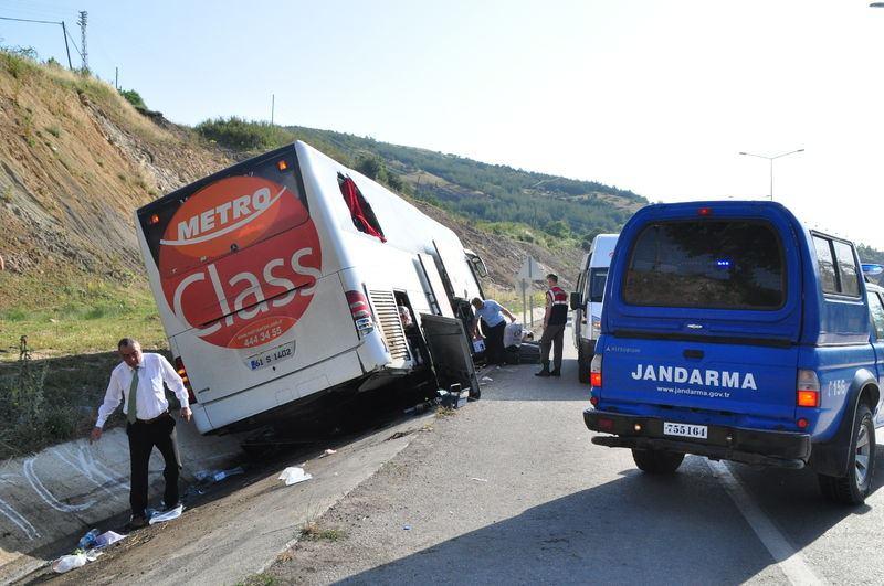<p>Samsun'da, yön tabelasına çarptıktan sonra kontrolden  çıkan ve yol kenarındaki arkta yan yatarak duran yolcu otobüsündeki 37 kişi  yaralandı. </p>

<p> </p>
