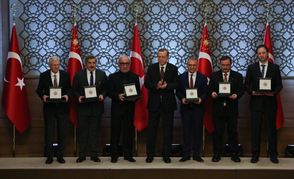 <p>Cumhurbaşkanlığı Kültür ve Sanat Büyük Ödülleri Töreni, Cumhurbaşkanlığı Külliyesinde düzenlendi. Törene katılan Cumhurbaşkanı Recep Tayyip Erdoğan, ödülleri takdim etti. </p>

