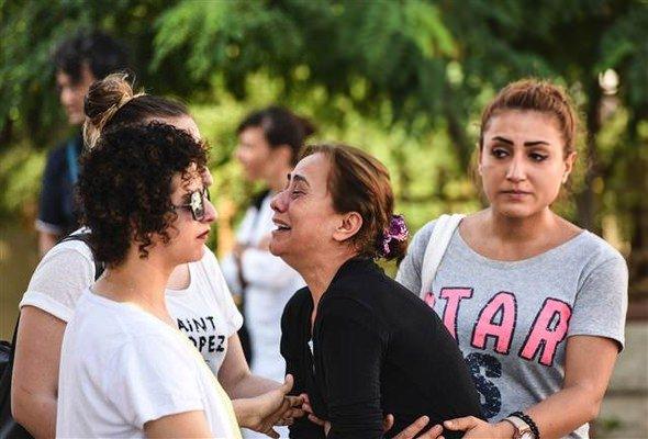 <p>Şu ana kadar 18 cenaze ailelerine teslim edilirken, yaklaşık yarım saatte bir hayatını kaybedenlerin isimlerinin okunduğu ve kurbanların yakınlarının kimlik tesbiti için Adli Tıp'a alındığı öğrenildi.</p>