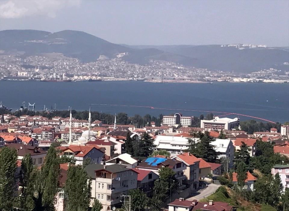 <p>Ellibeş, Gölcük'ün depremden sonra çok hızlı bir göç verdiğini, depremin olduğu gün ilçe merkezinin 76 bin, beldeleriyle ve köyleriyle 130 bin nüfusu olduğunu ancak bir anda nüfusun 55 bine düştüğünü anımsatarak, alt yapıların, eğitim ve sağlık başta olmak üzere diğer maddi kayıpların kazanılmasıyla önceleri yavaş yavaş, daha sonra hızla bir geri dönüşün başladığını, bugün Gölcük'ün 160 bin nüfusa ulaştığını bildirdi.</p>