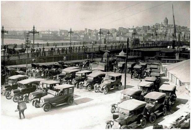 <p>İstanbulun ilk taksi durağı..<br />
Eminönü 1925..</p>
