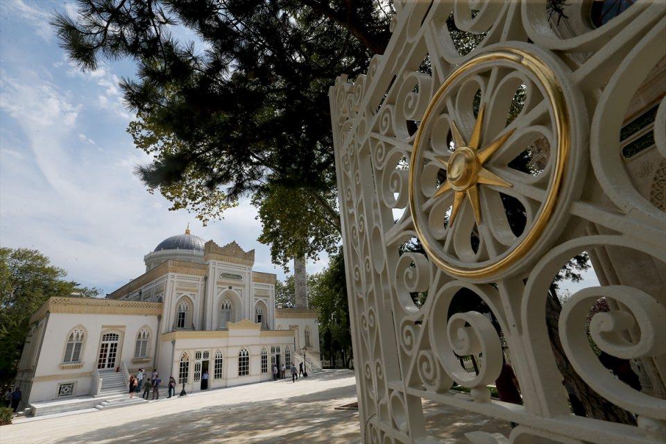 <p><em>Caminin çok özel mimari özellikler taşıdığını vurgulayan Mürsel Sarı, şu bilgileri verdi: </em></p>
<p>"Restorasyon çalışmaları 2 kapsamda yürütüldü. Birinci kısım caminin, ana binanın onarılmasıydı. İkinci kısım da çevre düzenlemesiydi.</p>