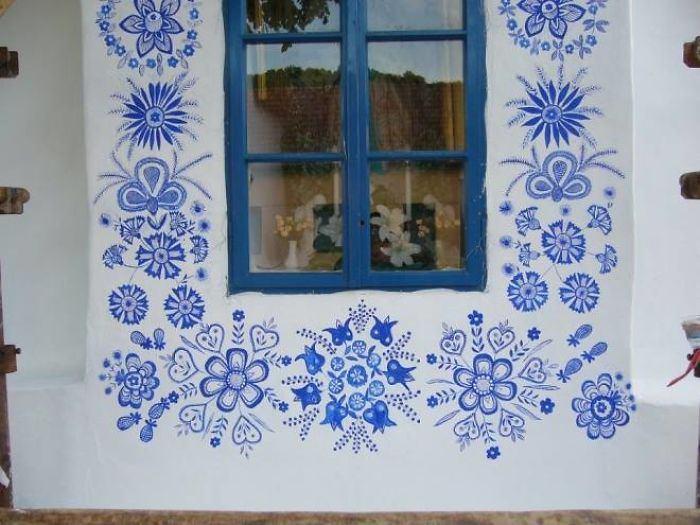 <p>Çekya'da yaşayan yaşlı kadın, evlerin duvarlarına çiçek desenleri çiziyor.</p>

