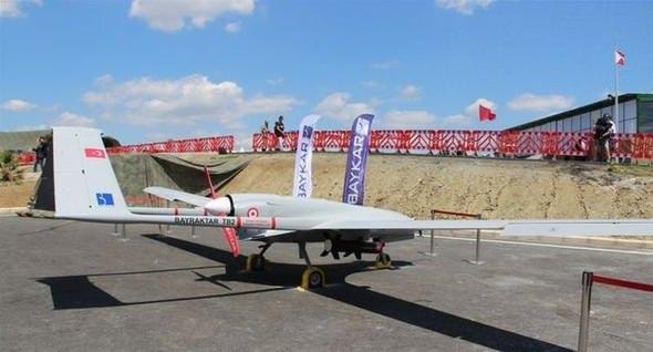 <p>BAYRAKTAR İHA'NIN ÖZELLİKLERİ</p>

<p>Yer Sistemlerine bağımlı olmaksızın tam otomatik iniş ve kalkış özelliği<br />
GPS Bağımlılığı olmaksızın dâhili sensör füzyonu ile seyrüsefer özelliği<br />
Karbon fiber, Kevlar, Hibrid Kompozit Yapı</p>
