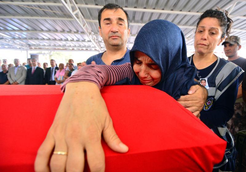 <p> FETÖ'nün darbe girişimi sırasında, Ankara Gölbaşı Özel Harekat Daire Başkanlığına yapılan saldırıda şehit olan polis memuru Mehmet Karacatilki (32) memleketi Osmaniye’de son yolculuğuna uğurlandı. Şehitin annesi Nuriye Karacatilki oğlunun tabuutuna sarılarak gözyaşı döktü.</p>
