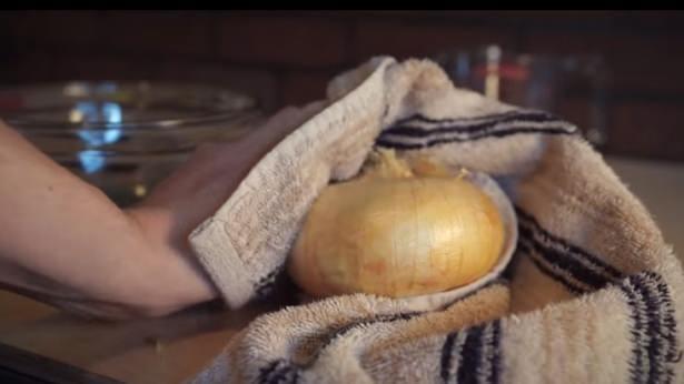 <p>Daha sonra elektronik cihazın usb kablosunu soğana batırıp adeta bir piriz gibi kullanıyorsunuz.</p>

<p> </p>
