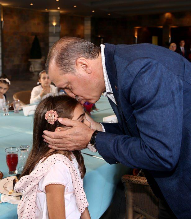 <p><span style="color:#D3D3D3">Cumhurbaşkanı Erdoğan'ın kızı Sümeyye Erdoğan'ın da refakat ettiği ağırlama sırasında, hatıra fotoğrafı da çektirildi.</span><br />
<br />
<a href="http://video.haber7.com/video-galeri/59939-erdogan-cocuklarla-bayramlasti"><span style="color:rgb(255, 255, 0)">HABERİN VİDEOSUNU İZLEMEK İÇİN TIKLAYINIZ...</span></a></p>