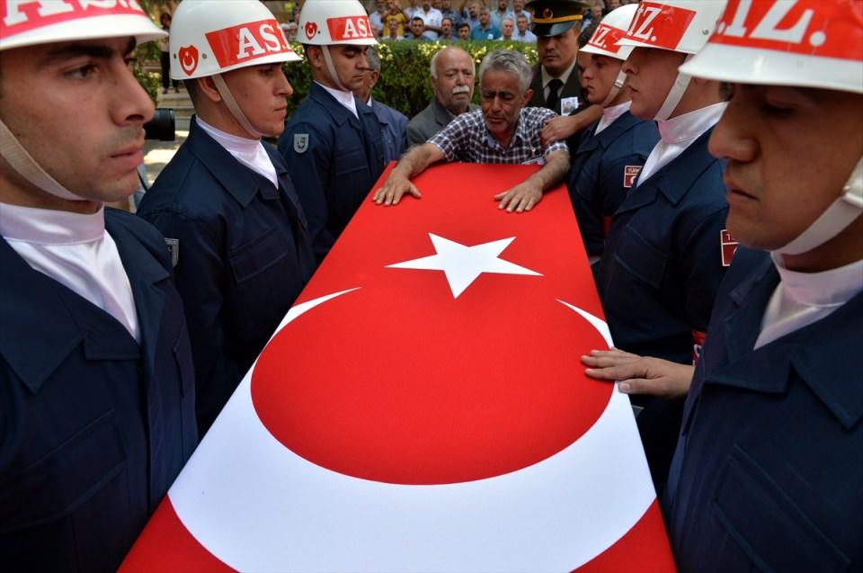<p>Van'ın Çaldıran ilçesinde terör örgütü PKK'ya yönelik sürdürülen operasyonda şehit düşen Uzman Çavuş Ali Doğukan Kılınç, memleketi Eskişehir'de son yolculuğuna uğurlandı.</p>