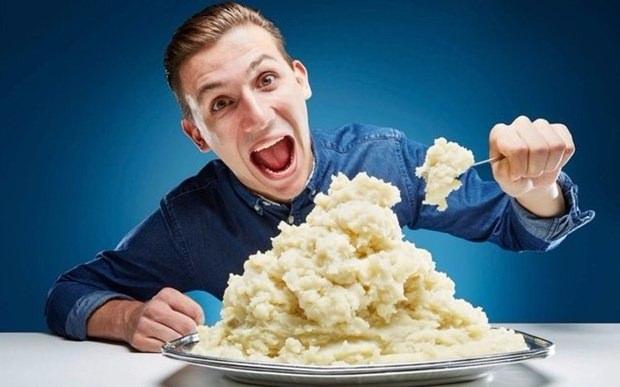 <p>Alman Andre Ortolf ayrıca dünyanın en hızlı patates yeme rekoruna da sahip: 1 dakikada 893 gram.</p>
