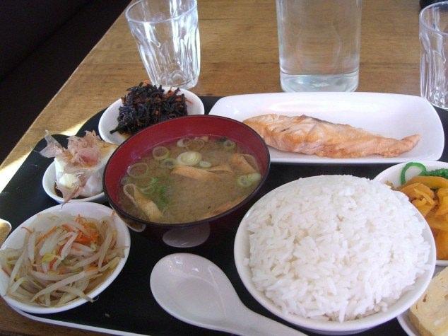 <p><strong>Japonya</strong></p>

<p>Miso çorbası, pirinç pilavı, turşu</p>
