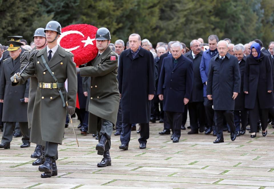 <p>Aslanlı Yol'daki yürüyüşün ardından Cumhurbaşkanı Erdoğan'ın mozoleye çelenk bırakmasının ardından 1 dakikalık saygı duruşunda bulunuldu ve İstiklal Marşı okundu.</p>
<p> </p>